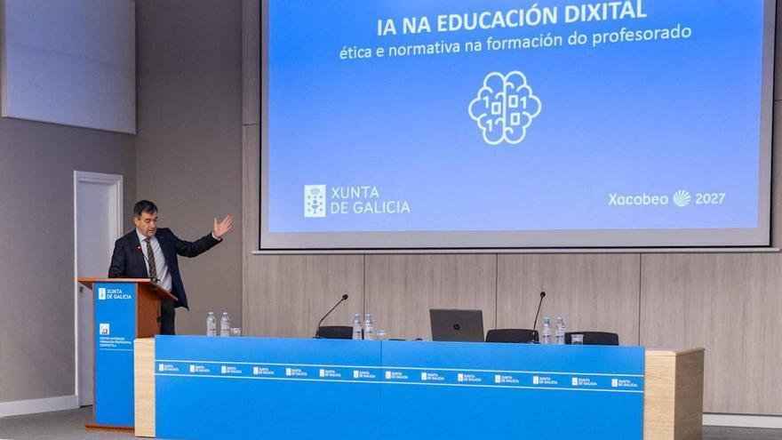 Un padre: «La profesora siempre envía mensajes de Abalar a las once de la noche o el domingo con poca antelación»