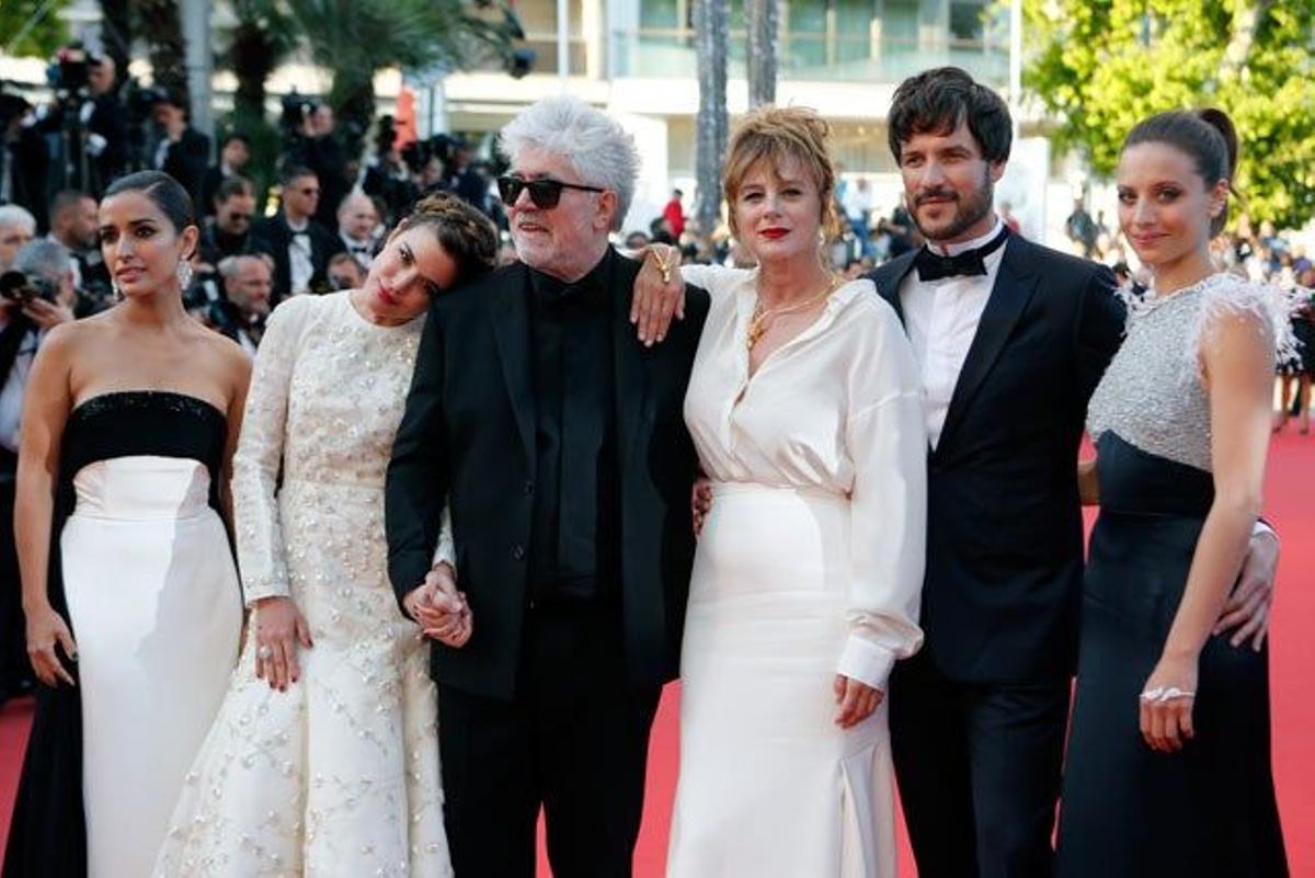 Inma Cuesta, Adriana Ugarte, Pedro Almodóvar, Emma Suárez, Daniel Grao y Michelle Jenner, en la première de Julieta en el Festival de Cannes.