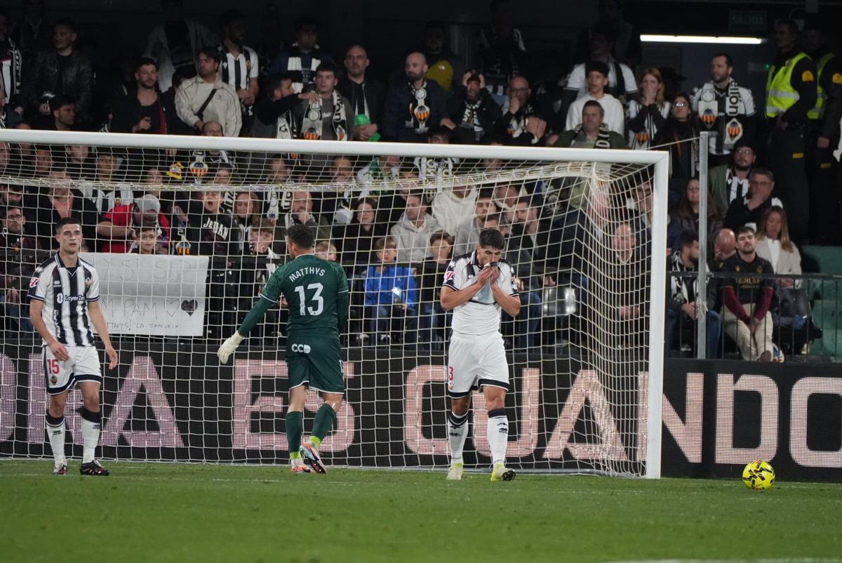 Brignani, Gere y Matthys se lamentan tras uno de los goles del Racing.