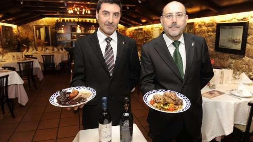 Martín y Andrés Gallego con dos de las recetas de caza.