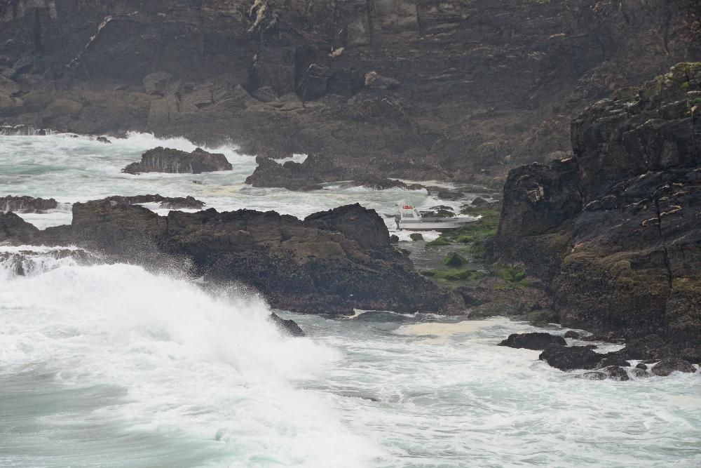 El patrón fue evacuado por el Pesca 1 y trasladado a Vigo en estado grave