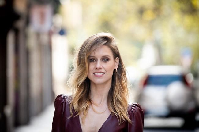 Manuela Vellés con vestido de cuero Uterqüe