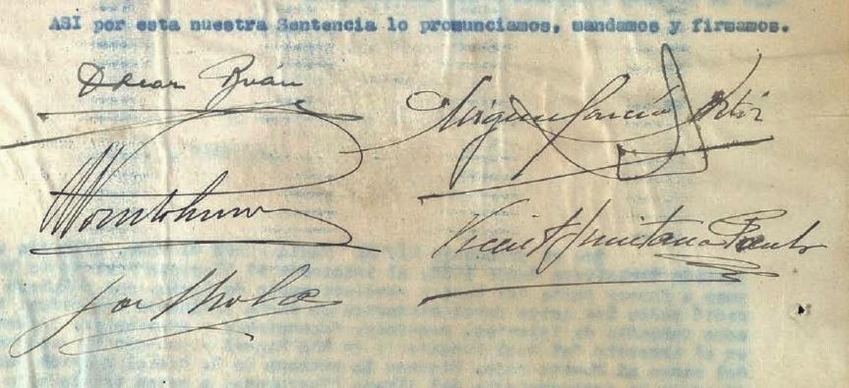 Varias firmas de integrantes de un consejo de guerra en València en 1939.