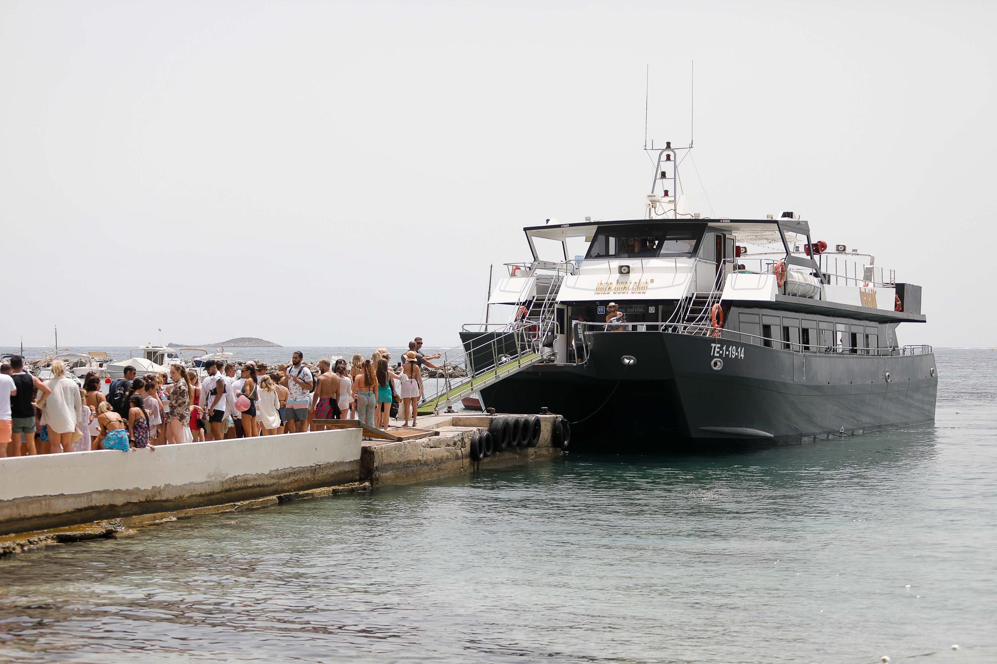 Los ‘party boats’ esquivan la ley contra el turismo de borrachera y sirven barra libre en Ibiza