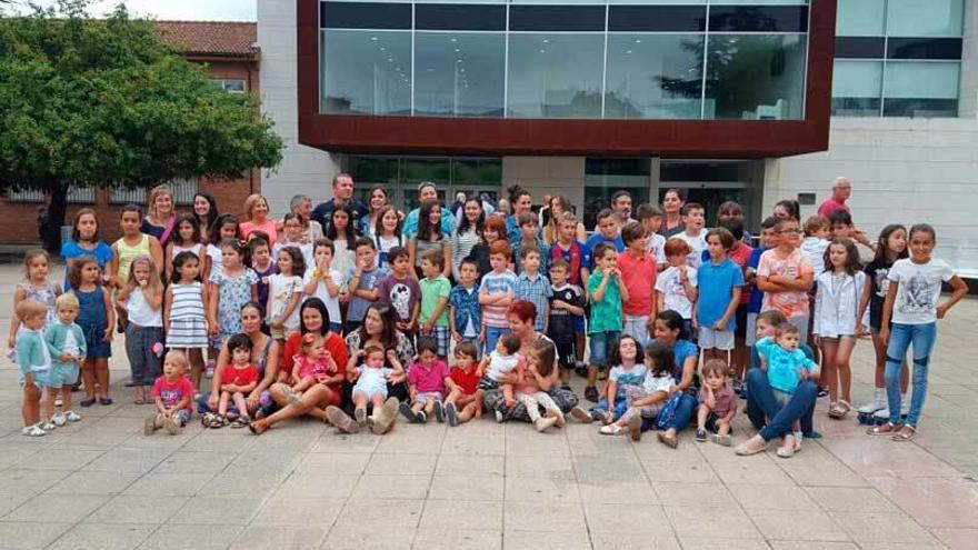 Foto de familia de los alumnos que pasaron por El Carbayo, sus familias y las educadoras.