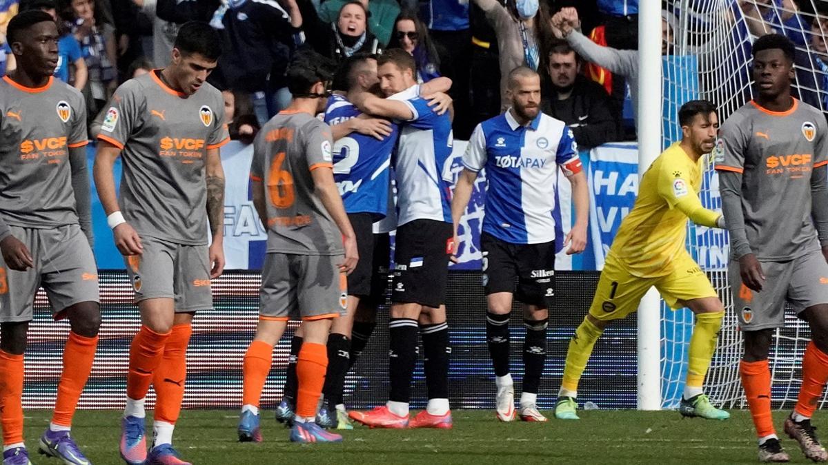 Momento en que los jugadores del Alavés celebran la victoria frente al Valencia