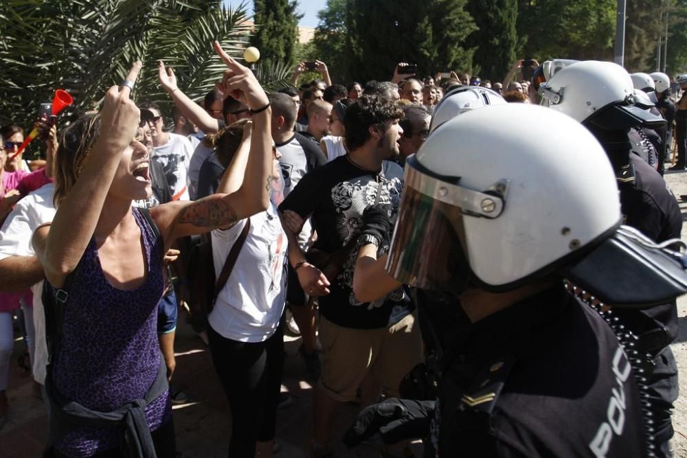 Dos vecinos y un policía heridos durante las prote