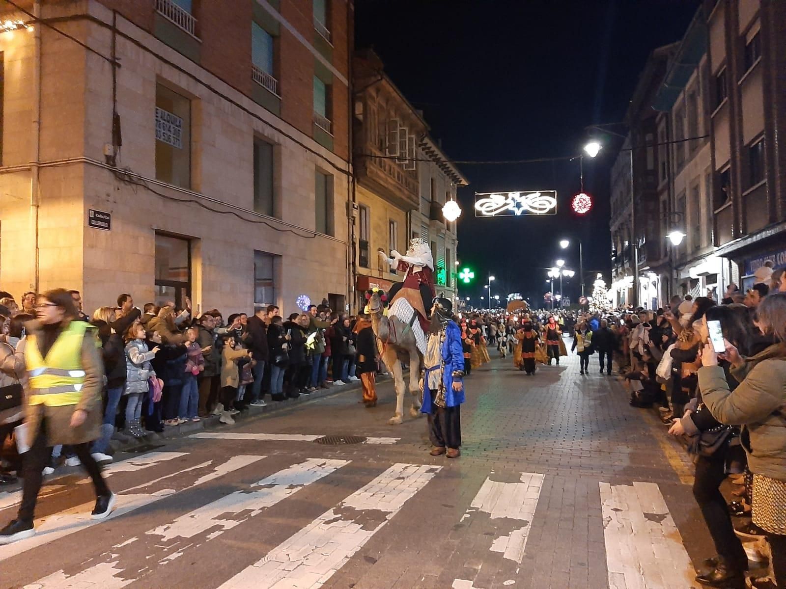 Los Reyes, en dromedario en la Pola: así ha sido la cabalgata de la capital sierense