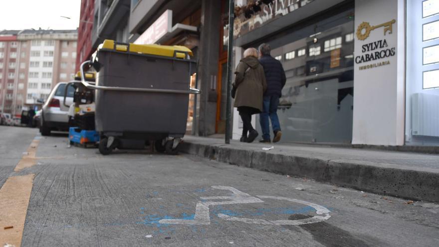 Récord de multas por ocupar plazas de movilidad reducida en A Coruña, con casi cuatro al día