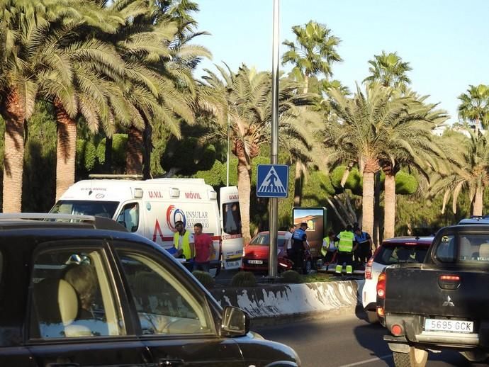 Dos heridos al atropellar una moto a un peatón en Maspalomas