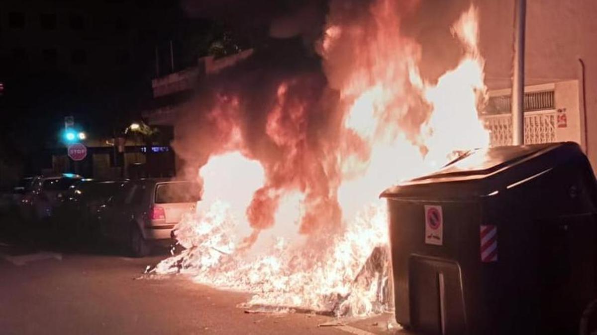 Trotz der Nähe griff das Feuer nicht auf Häuser oder Autos über.