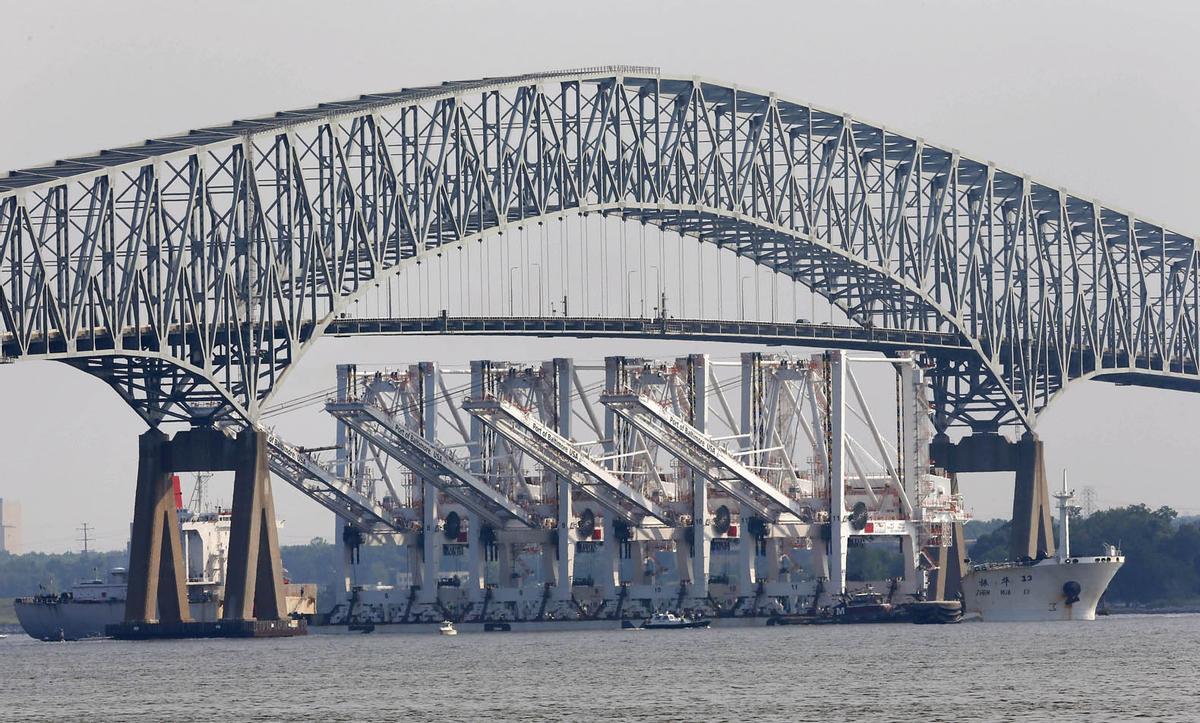 Un barco carguero  impacta contra el puente Francis Scott Key en Baltimore