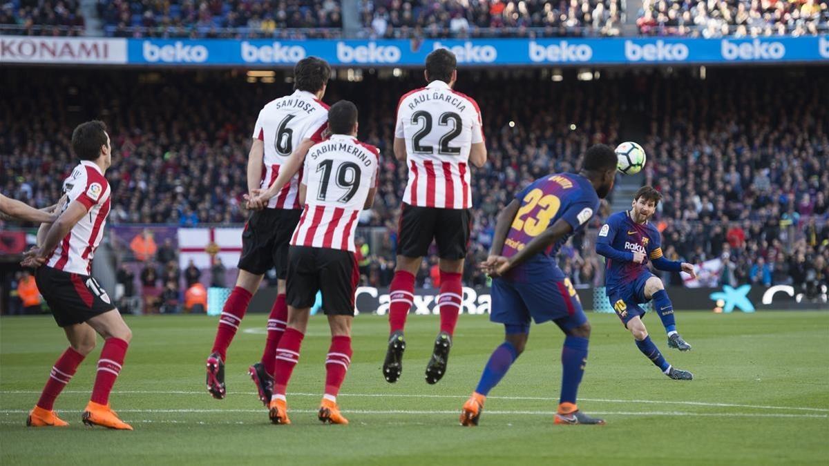 Messi ejecuta una falta ante el Athletic.