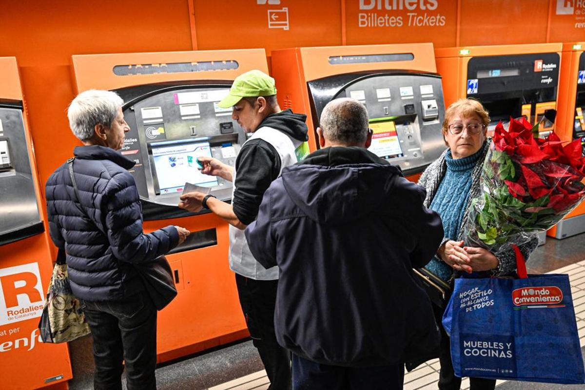 Primer día de tránsito de la T-Usual y la T-Casual hacia la T-Mobilitat. Estación de Arc de Triomf, en Barcelona