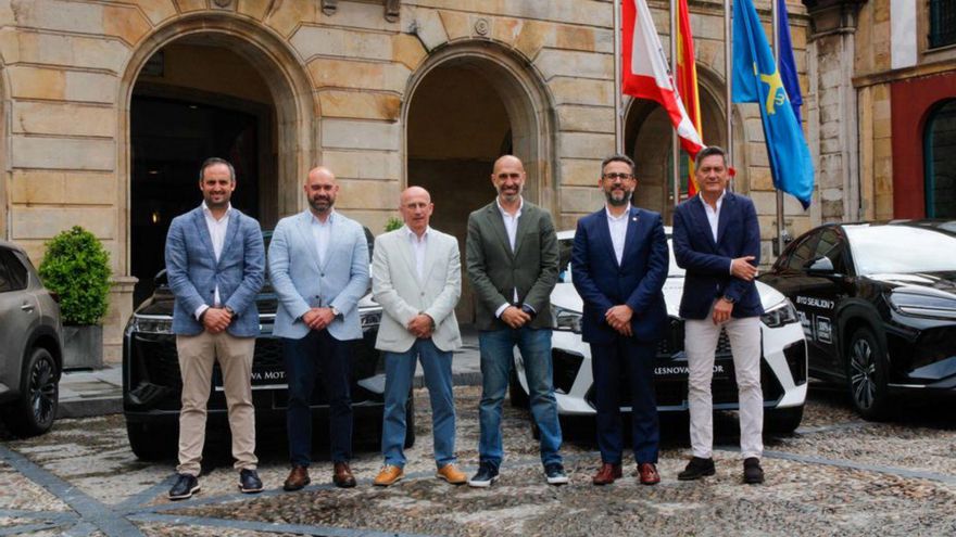 Acuerdo de patrocinio con resnova. El presidente de Divertia, Oliver Suárez (en la imagen, tercero por la derecha), firmó ayer el nuevo acuerdo de patrocinio con el Grupo Resnova Motor, que estará presente en los distintos eventos organizados por la entidad en verano. | GAEL RODRÍGUEZ