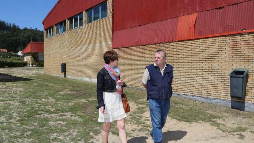 La edil de Educación durante su visita al colegio Valle Inclán, acompañada del conserje. // Muñiz