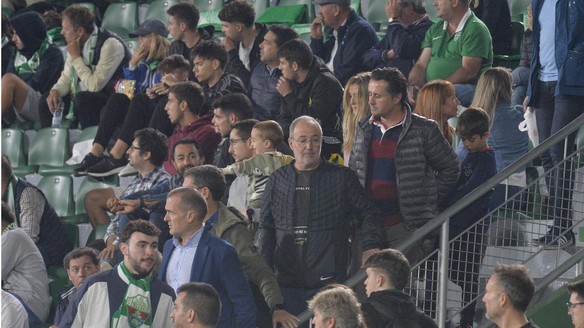 Aficionados marchándose antes del estadio