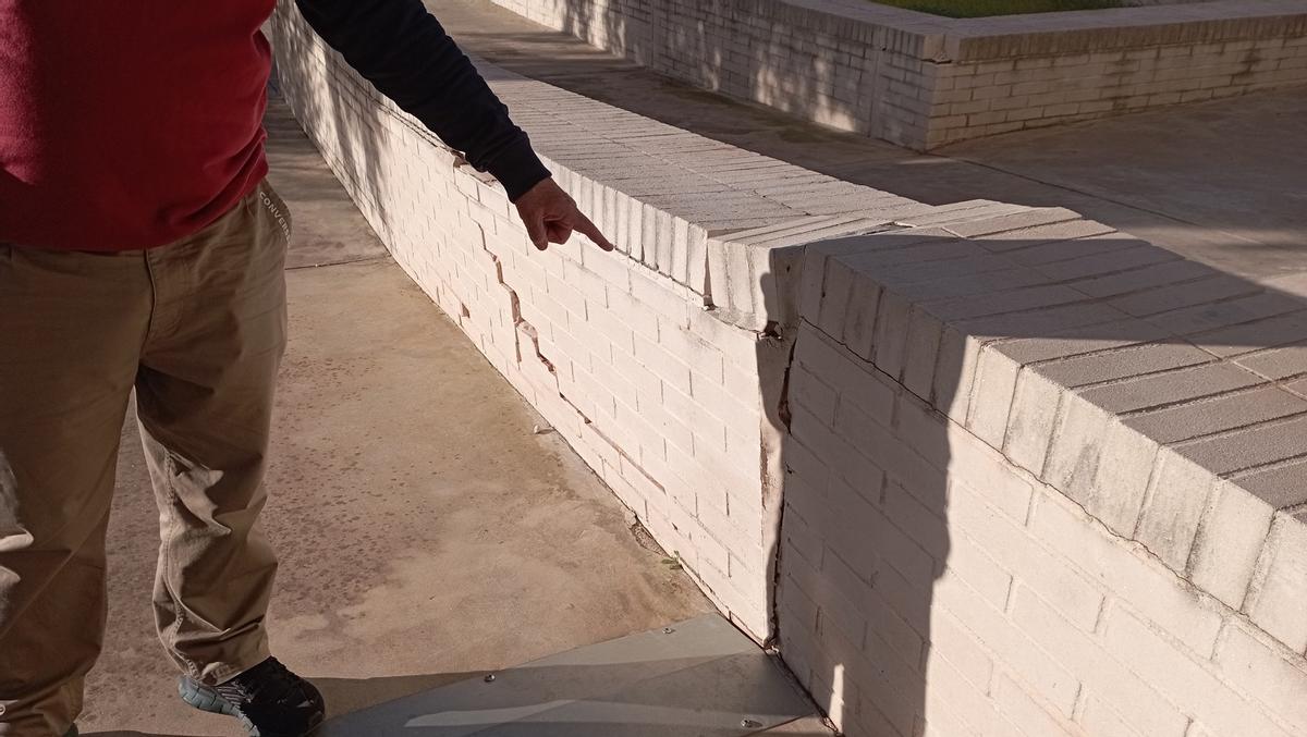 Muro con grietas en el exterior de la promoción de VPO de Soliva, la semana pasada.
