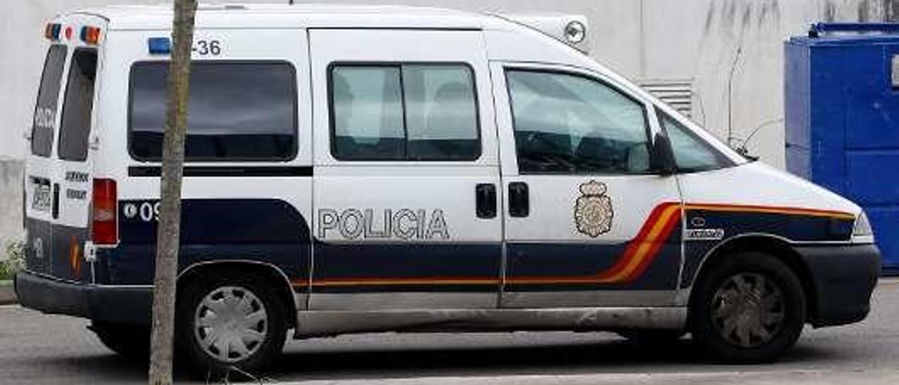 Un vehículo de la Policía Nacional, saliendo del Juzgado.