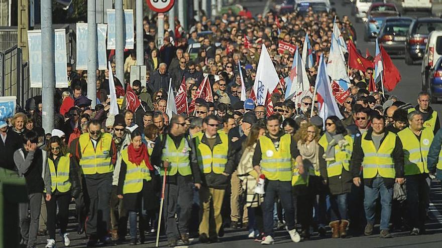 La marcha multitudinaria por la recta de Rubiáns rumbo al Hospital do Salnés. // Iñaki Abella