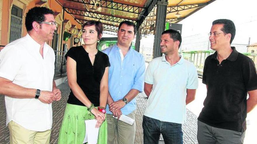 Integrantes de la ejecutiva provincial y comarcal del PSOE en la estación de Elda-Petrer, ayer.