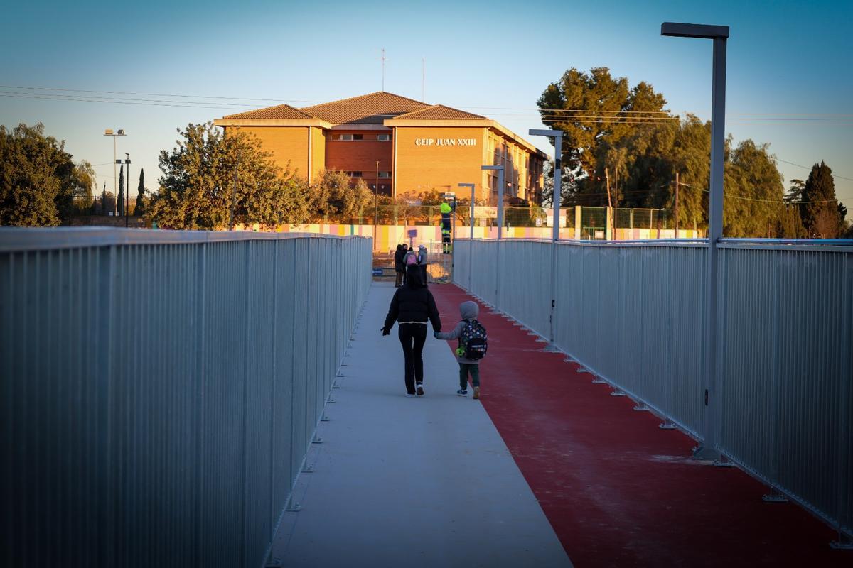 Los alumnos cruzan la pasarela sobre el barranco para acudir al CEIP Joan XXIII