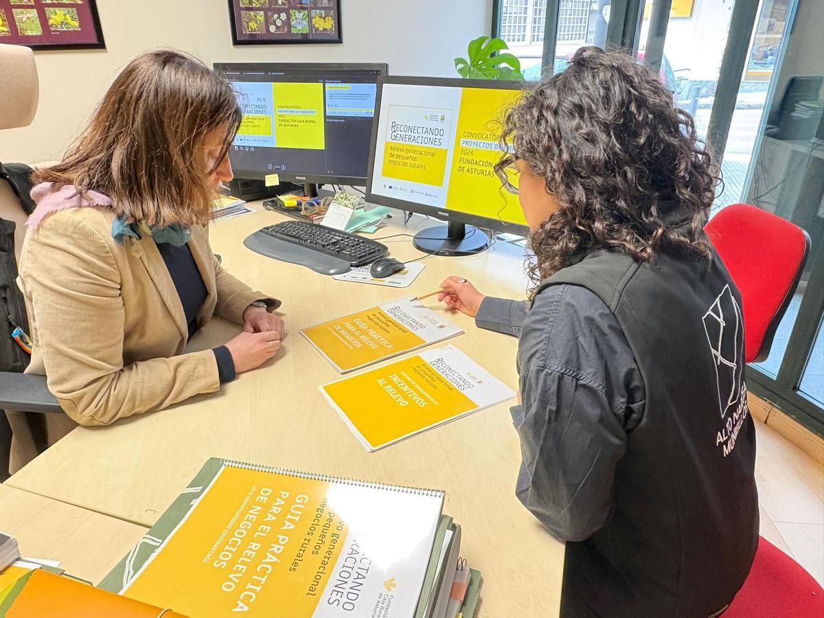 Belén Liste y Alejandra Fernández con la guía.