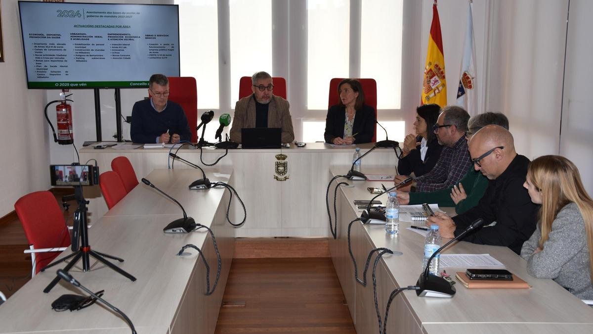 Grupo de gobierno del Concello de Ames en la rueda de prensa de balance del año 2024