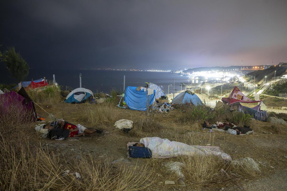 Decenas de migrantes siguen durmiendo en los alrededores de Loma Colmenar (Ceuta) Decenas de migrantes siguen durmiendo en los alrededores de Loma Colmenar (Ceuta)