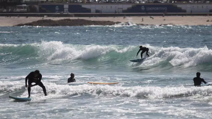 Nuevos límites de viento y oleaje permitirán el surf en A Coruña con alerta naranja