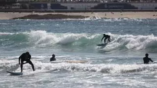 Nuevos límites de viento y oleaje permitirán el surf en A Coruña con alerta naranja