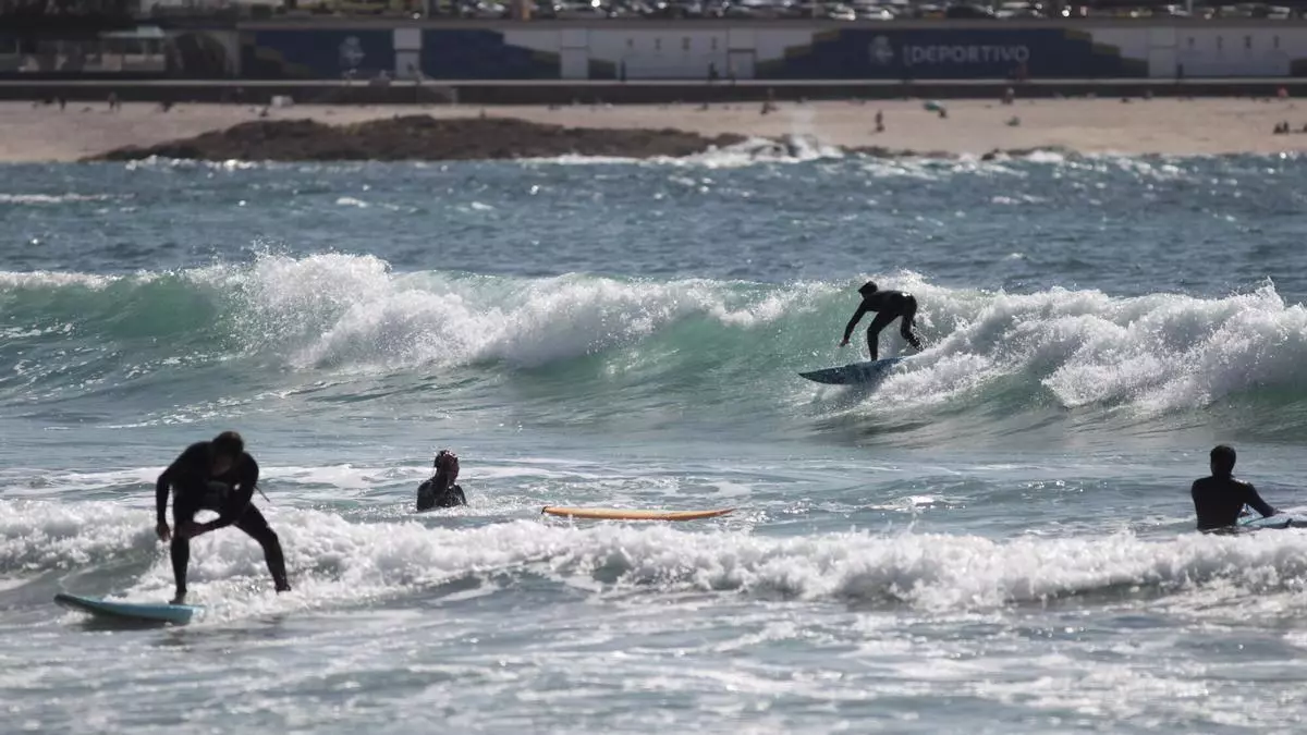 Nuevos límites de viento y oleaje permitirán el surf en A Coruña con alerta naranja