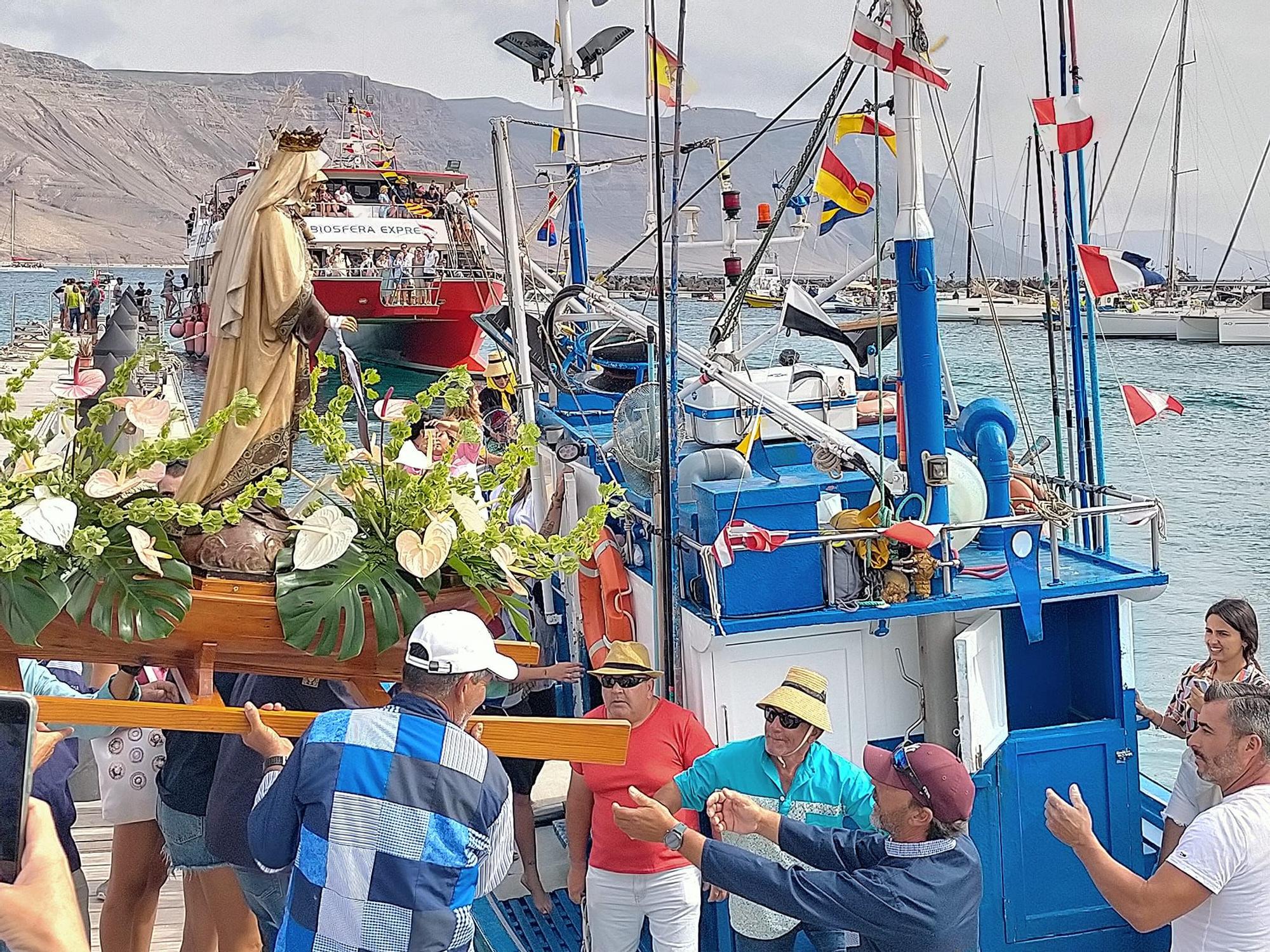 La Graciosa pasea a la Virgen del Carmen