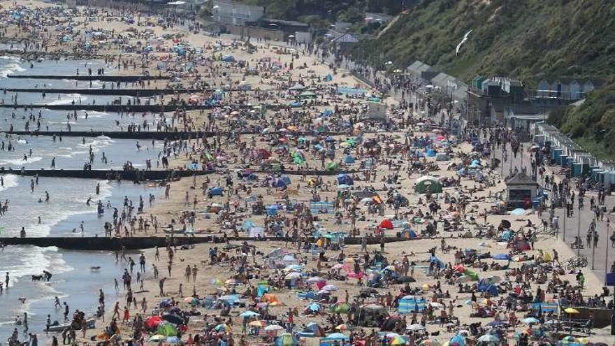 Playa del litoral de Dorset, en el sur de Inglaterra, este último fin de semana. // DPA