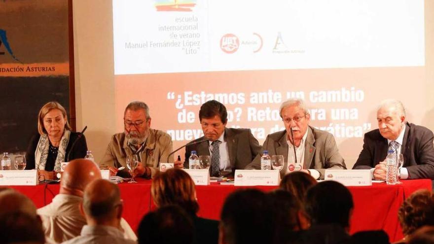 Por la izquierda, Mariví Monteserín, Cándido Méndez, Javier Fernández, Justo Rodríguez Braga y Vicente Gotor, ayer, en el acto.