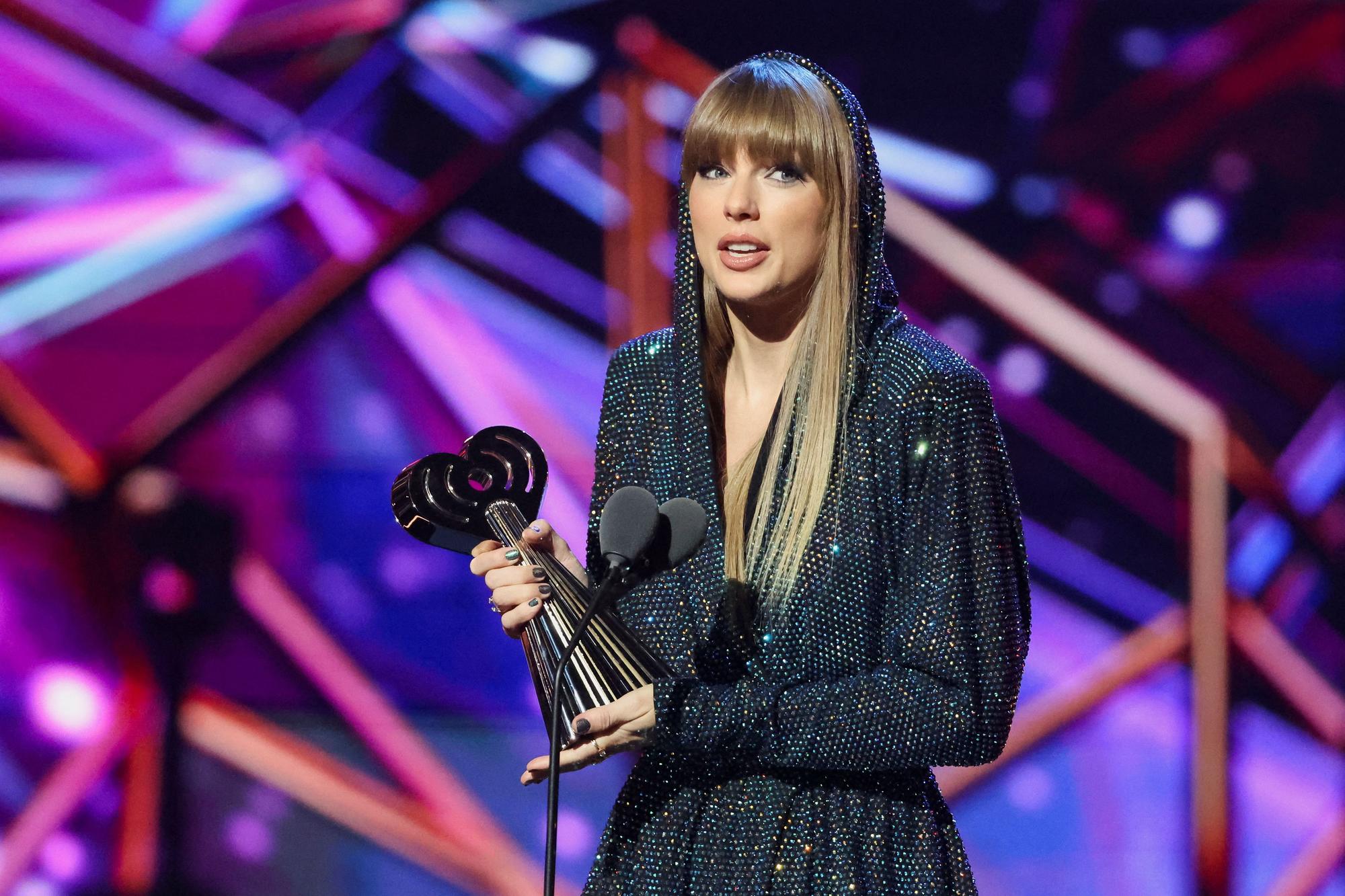 Las mejores imágenes de la alfombra de los iHeartRadio Music Awards 2023