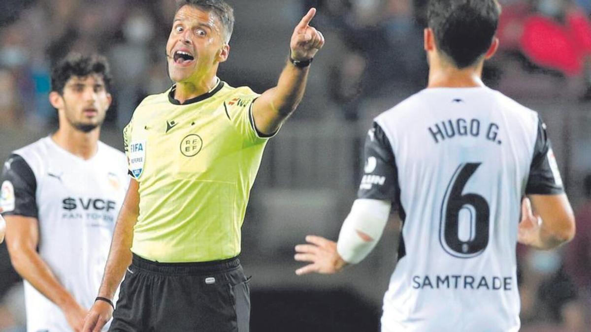 Gil Manzano arbitrando al Valencia