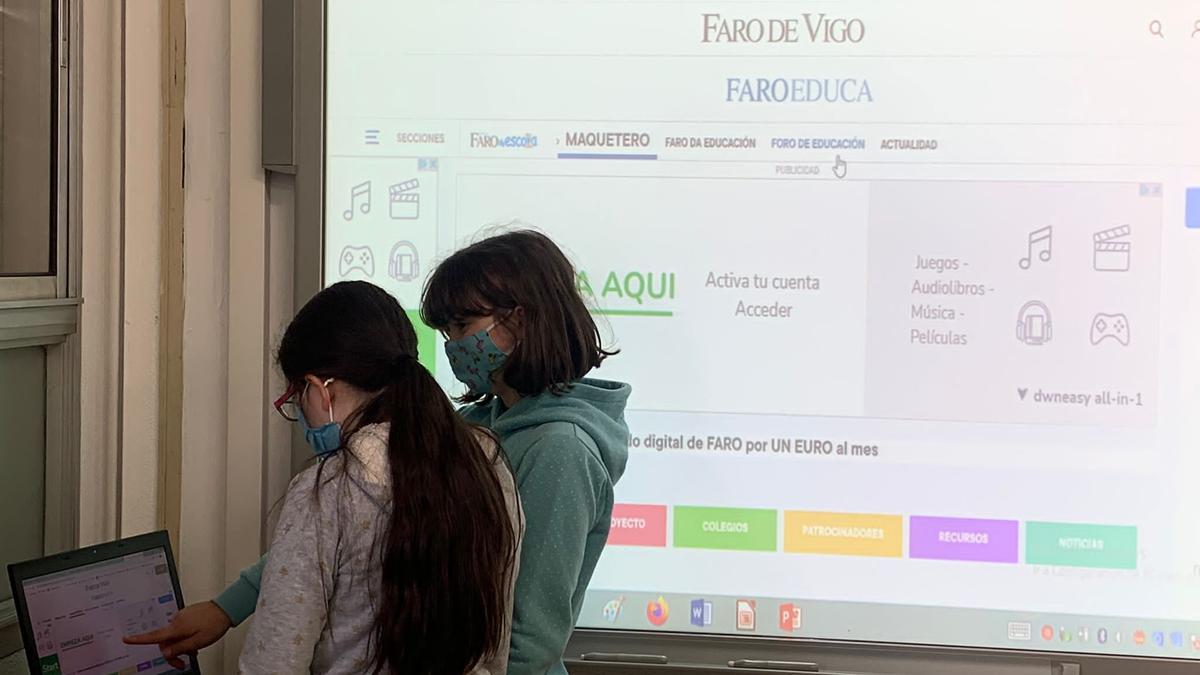 Alumnas del Pintor Laxeiro, trabajando en su periódico.