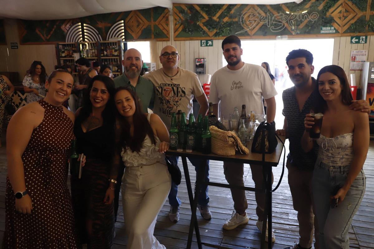 De caseta en caseta y con el grupo de siempre, la Feria de Córdoba vuelve a llenarse de grupos de amigos, compañeros de trabajo y familia De caseta en caseta y con el grupo de siempre, la Feria de Córdoba vuelve a llenarse de grupos de amigos, compañeros de trabajo y familia