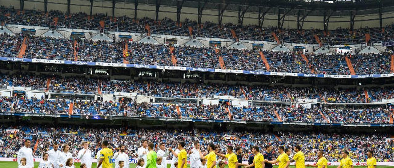 Los jugadores de la UD Las Palmas saludan a los del Real Madrid durante el partido de la primera vuelta disputado en el Santiago Bernabéu.