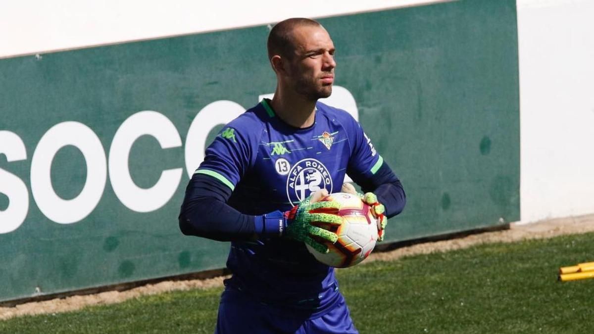 Pau López en un entrenamiento en su primera etapa en el Betis