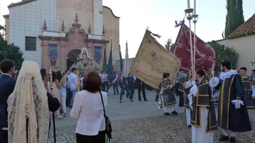 Trece hermandades acompañan a la Virgen de la Cabeza en procesión