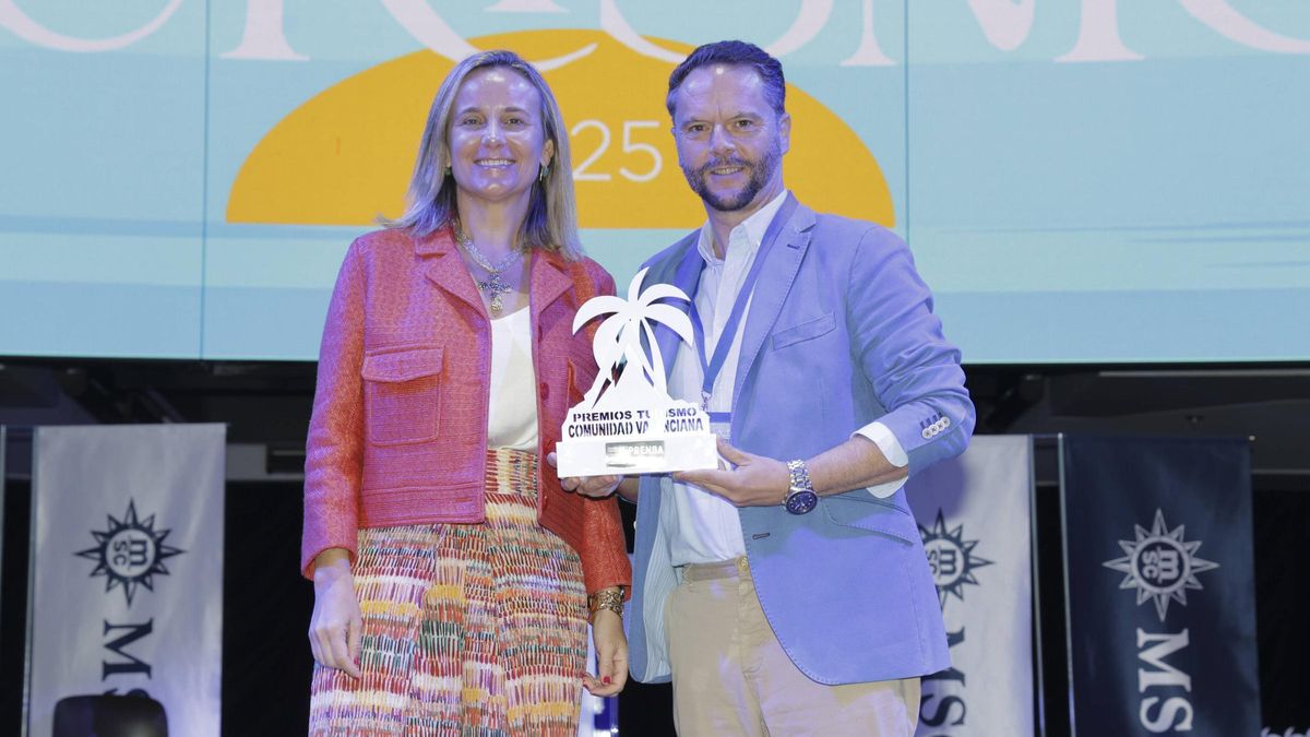Paula Llobet, concejal de Turismo en el Ayuntamiento de València, entrega el premia a Ignacio González, director general de Consultia Business Travel.