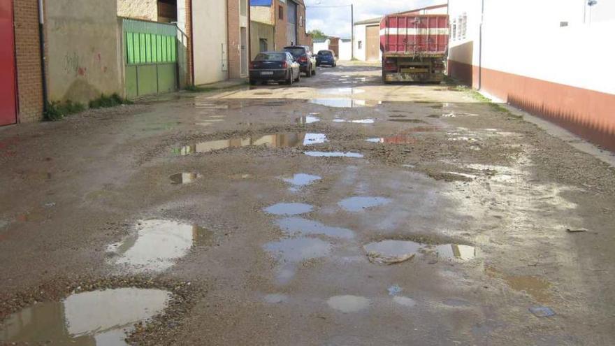 En la imagen, baches y desniveles que presenta la travesía de San Antón de Toro. Foto