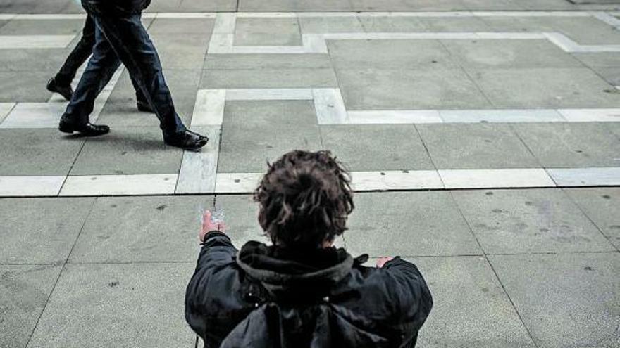Un ciudadano pide en la calle de Santa Clara. | Emilio Fraile