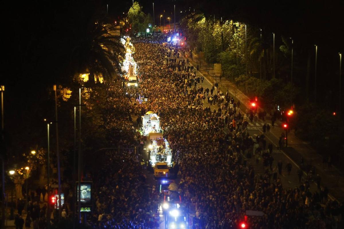 La Cabalgata de los Reyes Magos reparte ilusión por las calles de Córdoba