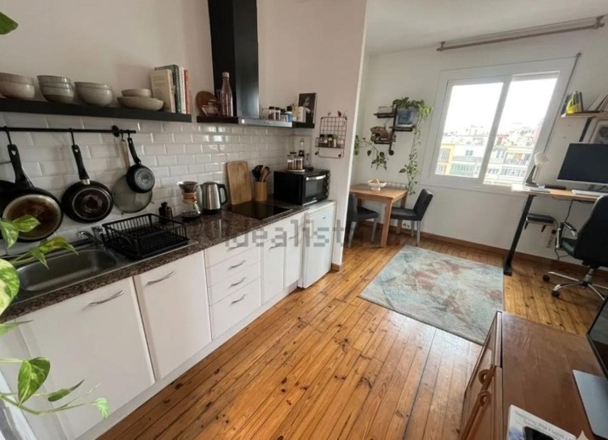 Ático de la Dreta de l'Eixample por 944 euros al mes que también concentra casi dos mil solicitantes.