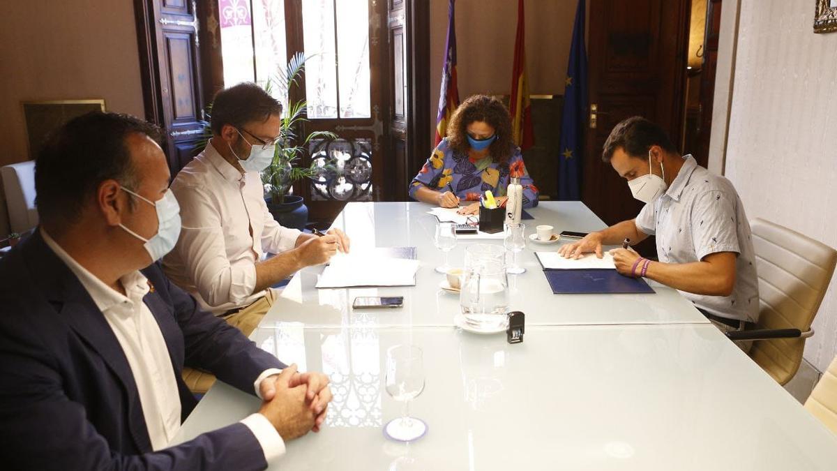 La presidenta Cladera, el alcalde Hila, el conseller Sevillano y el concejal Dalmau han firmado esta mañana el convenio del camino Salard.