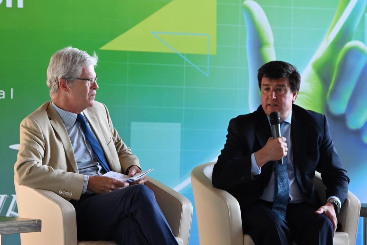 De izquierda a derecha, el director de información económica del grupo Prensa Ibérica, Martí Saballs, e Ismael Clemente, CEO de la inmobiliaria Merlin.