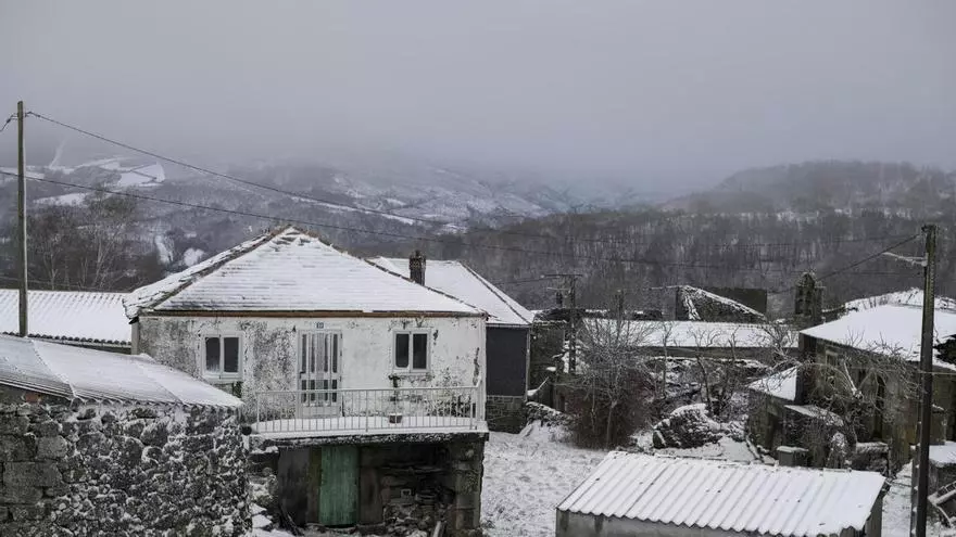 Tres municipios de Ourense ofrecen casas por 45.000 euros, exenciones fiscales o pastos gratis, a quienes se censen y busquen emprender